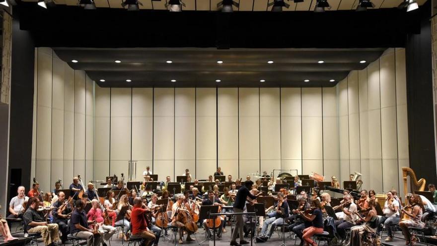 La orquesta ensaya en el Auditorio de Tenerife.