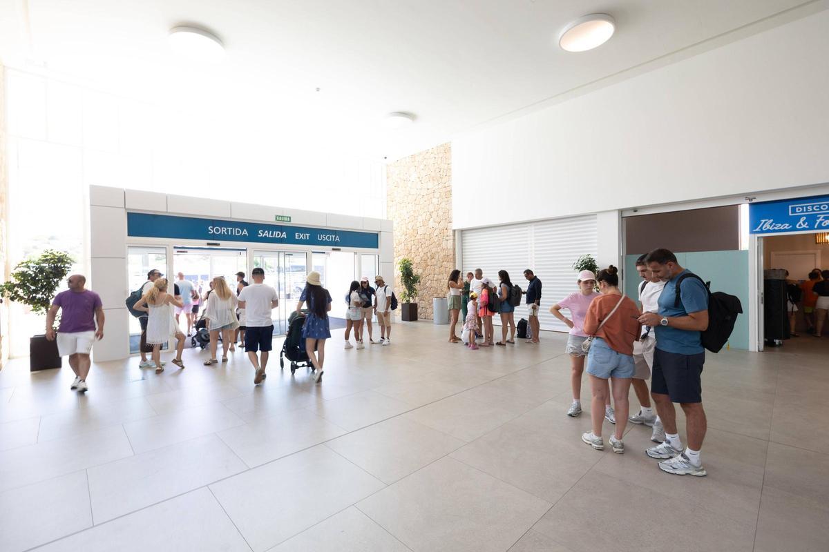 Los cruceristas arribados a Botafoch de Ibiza, en imágenes