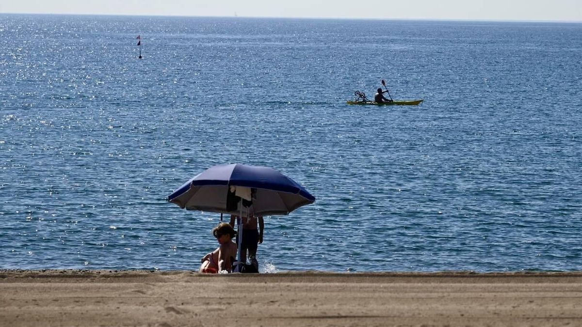 Primer día de la temporada de verano en la playa de Sant Adrià, cerrada por contaminación durante 4 años