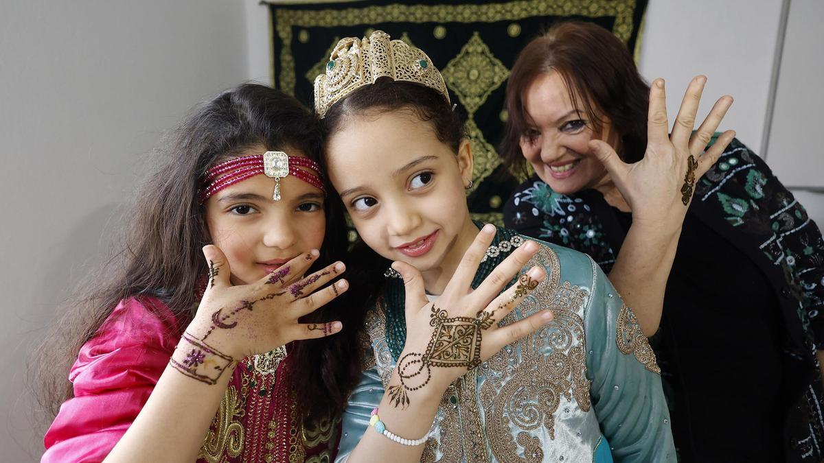 Niñas y adultas pudieron decorar sus manos con henna y vestir trajes tradicionales.