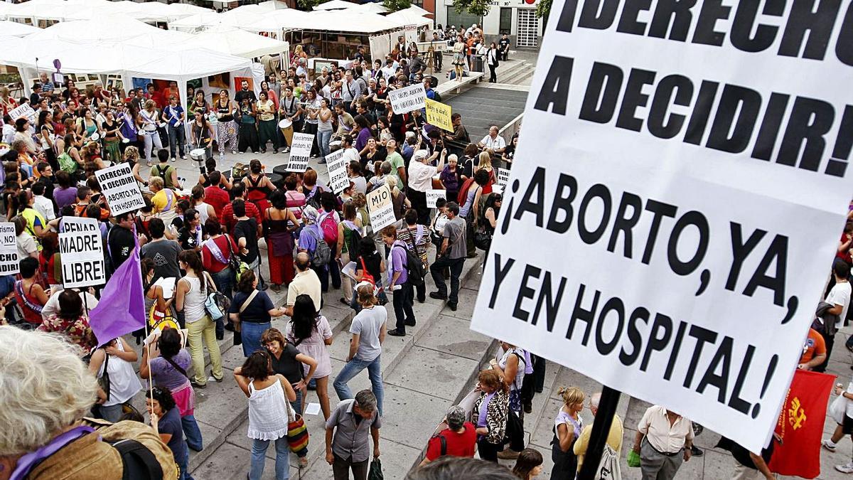 Manifestación a favor del aborto tras aprobarse la ley de 2010.   | // EFE