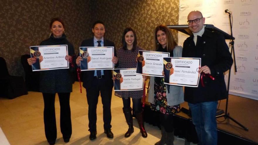 Arantxa Arbesú, Daniel Rodríguez, Noelia Portugal, Sonia Granda e Isaac Fernández, que recibieron un homenaje por trabajar en el hotel desde sus inicios.