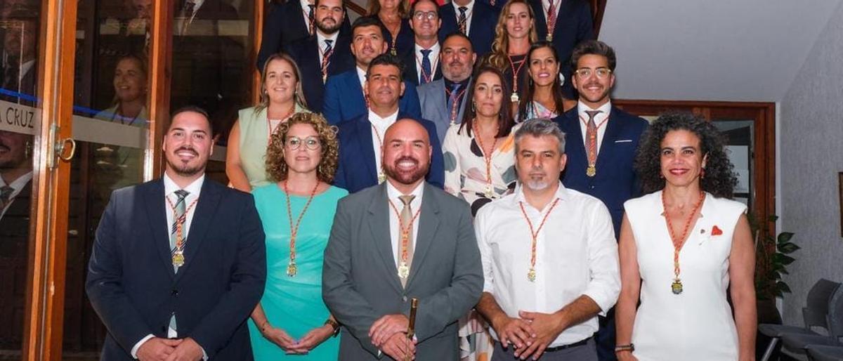 El socialista Marcos González, tras ser reelegido alcalde de Puerto de la Cruz, junto al resto de ediles.
