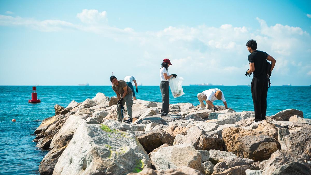 Shôko y los vecinos de la Barceloneta unen fuerzas para limpiar la playa del Somorrostro