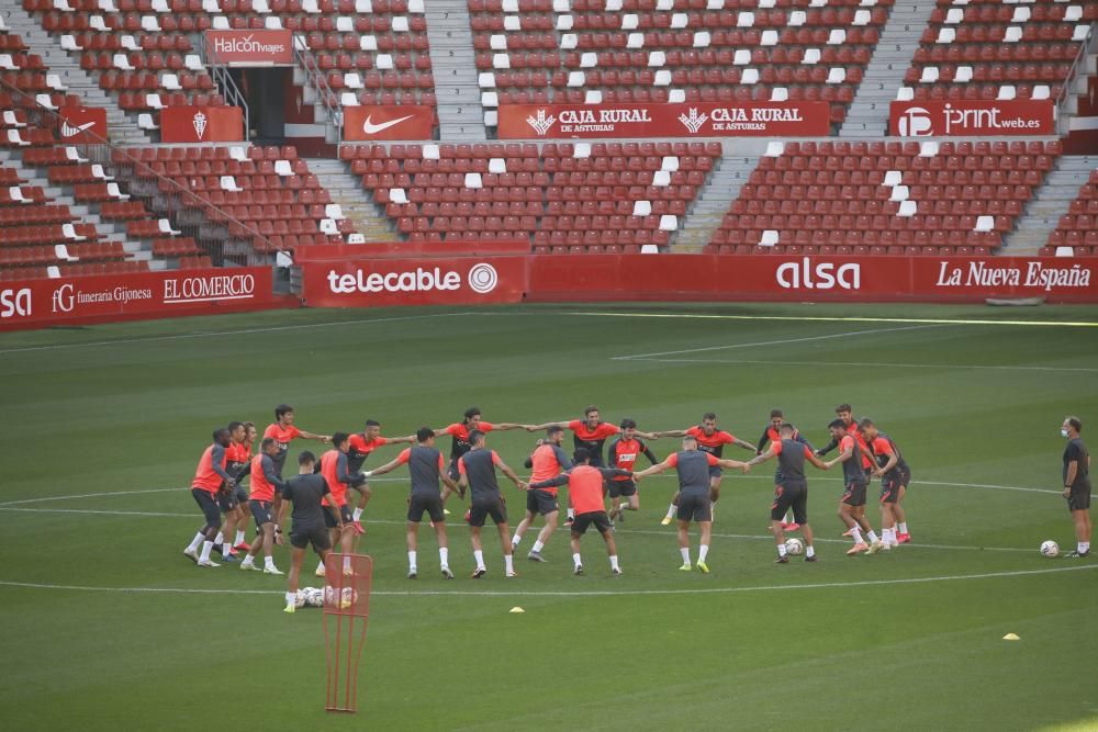 Entrenamiento del Sporting en El Molinón