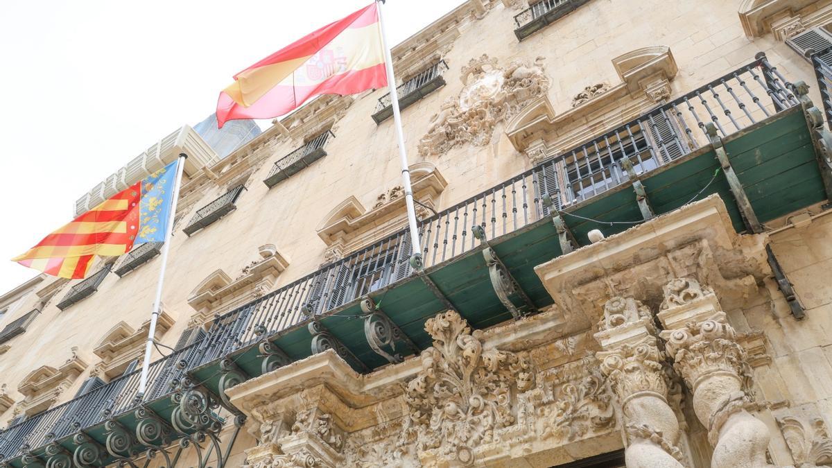 El deterioro de los balcones del Ayuntamiento de Alicante pone en jaque el Pregón de Hogueras