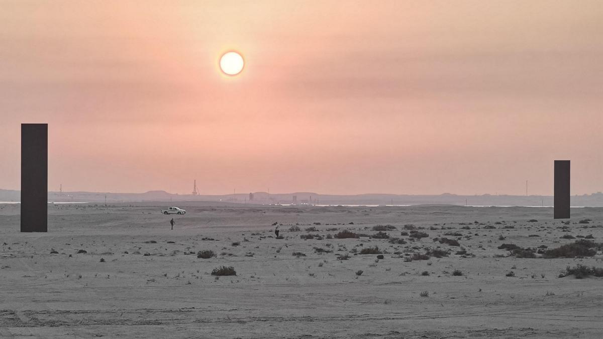 Dos de las cuatro esculturas de Richard Serra en el desierto qatarí de Zekreet.