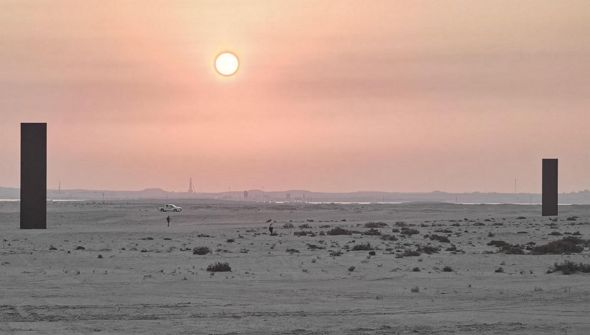Visita de sis hores a quatre planxes de ferro rovellat enmig del desert de Qatar