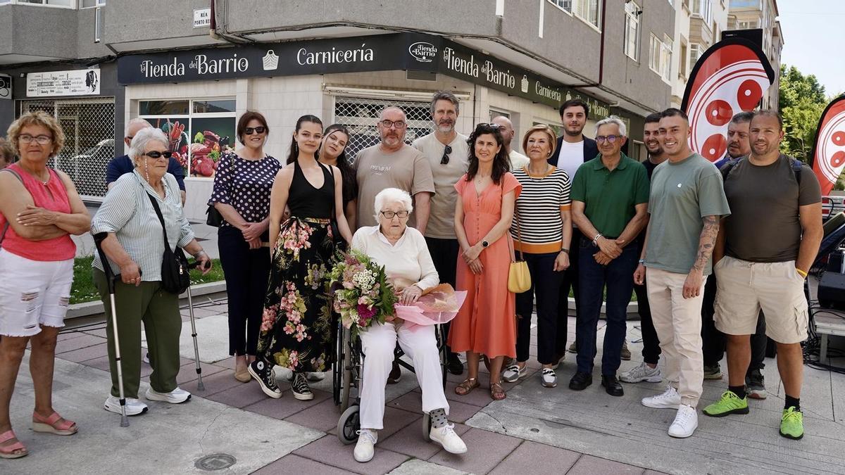 La corporación municipal y la comisión de fiestas arroparon a la protagonista.