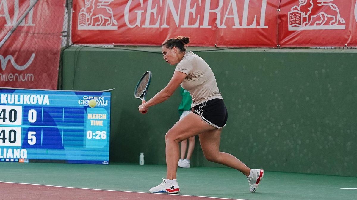 Anastasia Kulikova golpea una bola.
