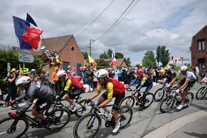 Dunkerque (France), 07/07/2025.- The peloton in action during the 3rd stage of the Tour de France cycling race over 178.3km from Valenciennes to Dunkerque, France, 07 July 2025. (Ciclismo, Francia) EFE/EPA/CHRISTOPHE PETIT TESSON