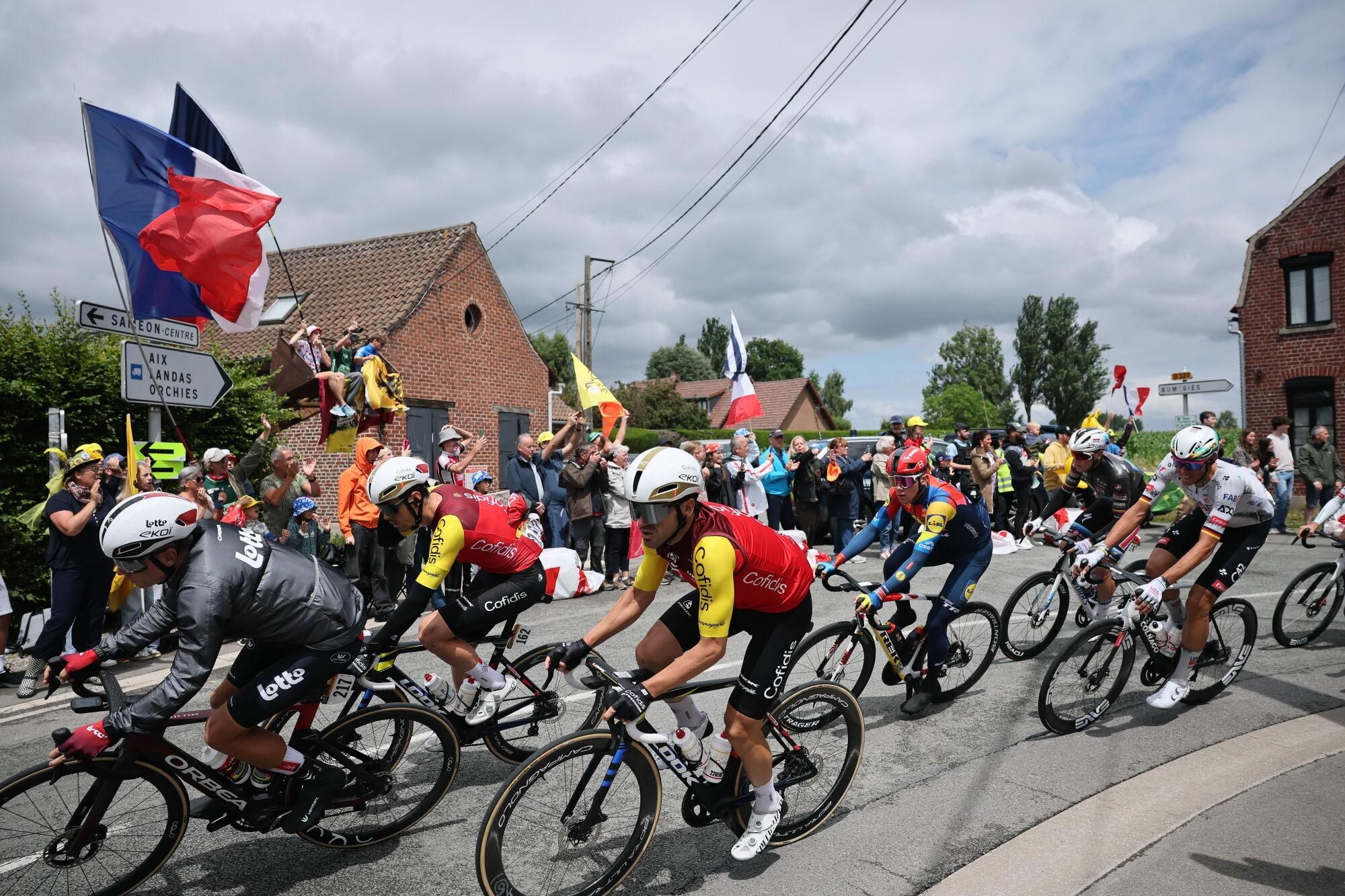 Dunkerque (France), 07/07/2025.- The peloton in action during the 3rd stage of the Tour de France cycling race over 178.3km from Valenciennes to Dunkerque, France, 07 July 2025. (Ciclismo, Francia) EFE/EPA/CHRISTOPHE PETIT TESSON