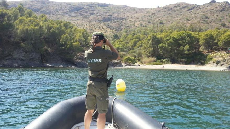 Un agent vigila les cales del cap de Creus.