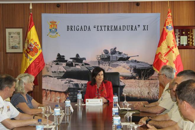 Fotogalería | Margarita Robles entrega la Cruz al Mérito Militar a la madre de la sargento Débora Grau en Badajoz