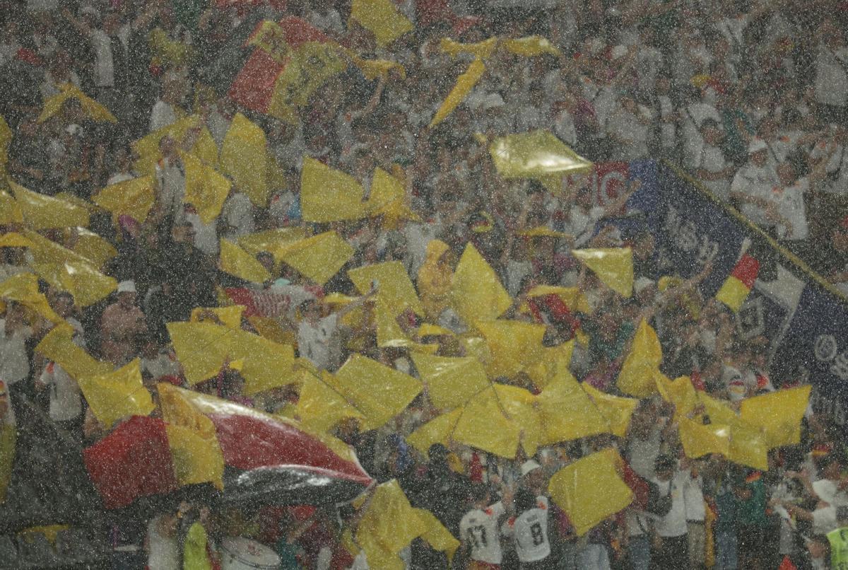 Una fuerte lluvia cae sobre el estadio BVB en Dortmund durante el partido de octavos de final de la Eurocopa 2024 entre Alemania y Dinamarca. El partido ha sido suspendido durante un rato