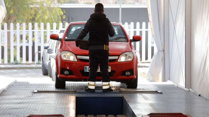 Un vehículo sube a una de las líneas de inspección de la ITV móvil en el Recinto Ferial.  | J.A. RIERA