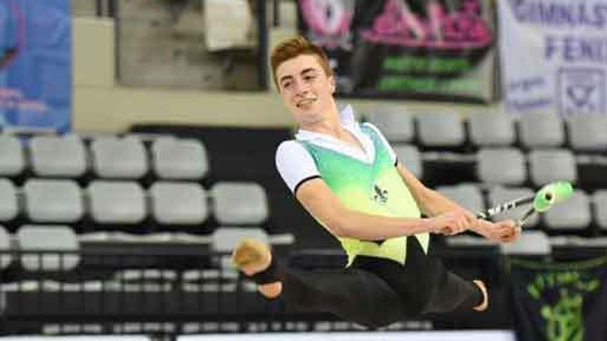 Rubén Alonso lleva poco más de dos años practicando gimnasia rítmica y es el único que compite en Castilla y León.