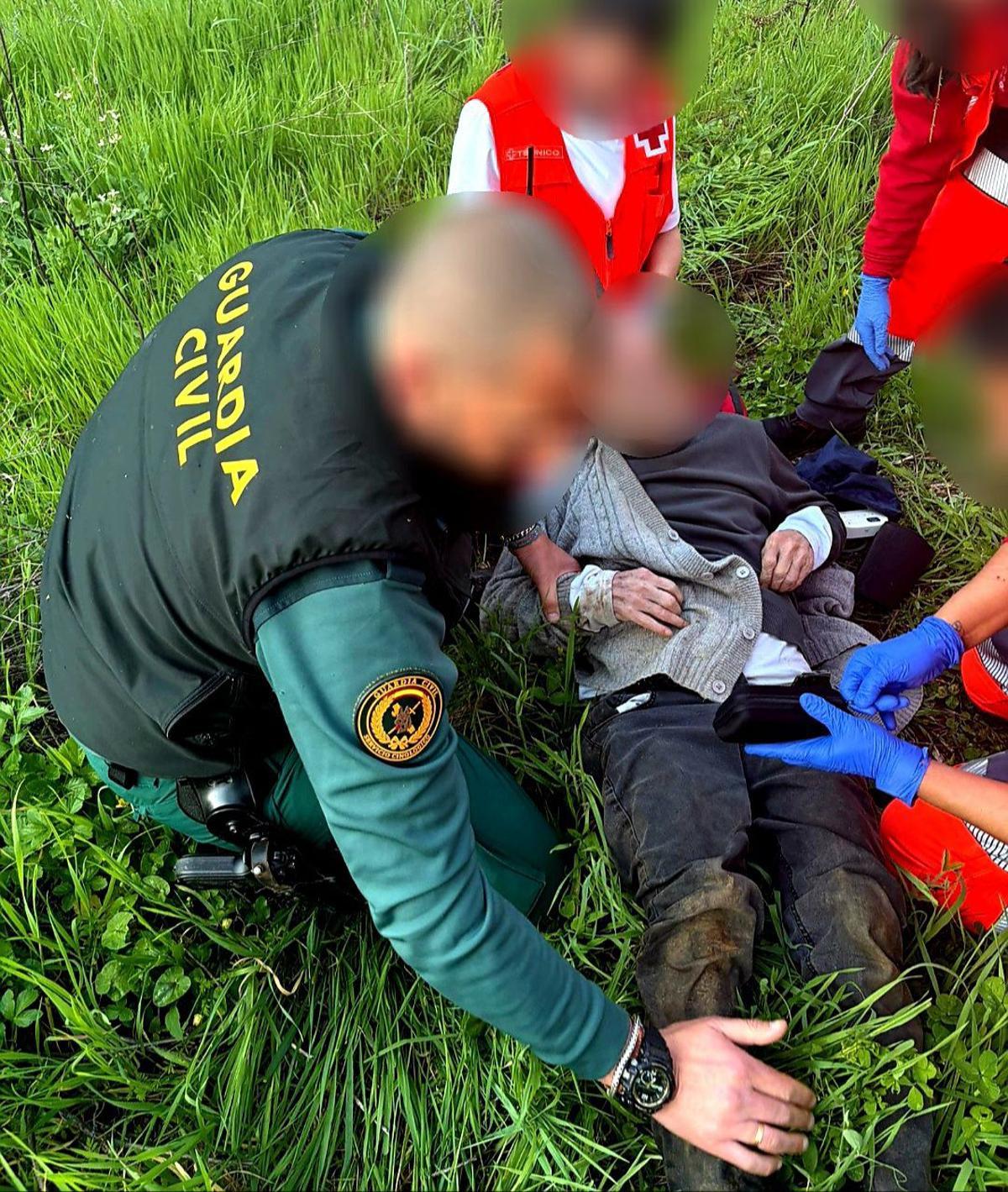 Agentes de la Guardia Civil y un dispositivo de Cruz Roja atienden a Francisco.