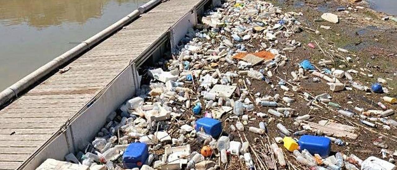 Imagen captada el pasado mes de mayo de la barrera de flotantes de Guardamar.