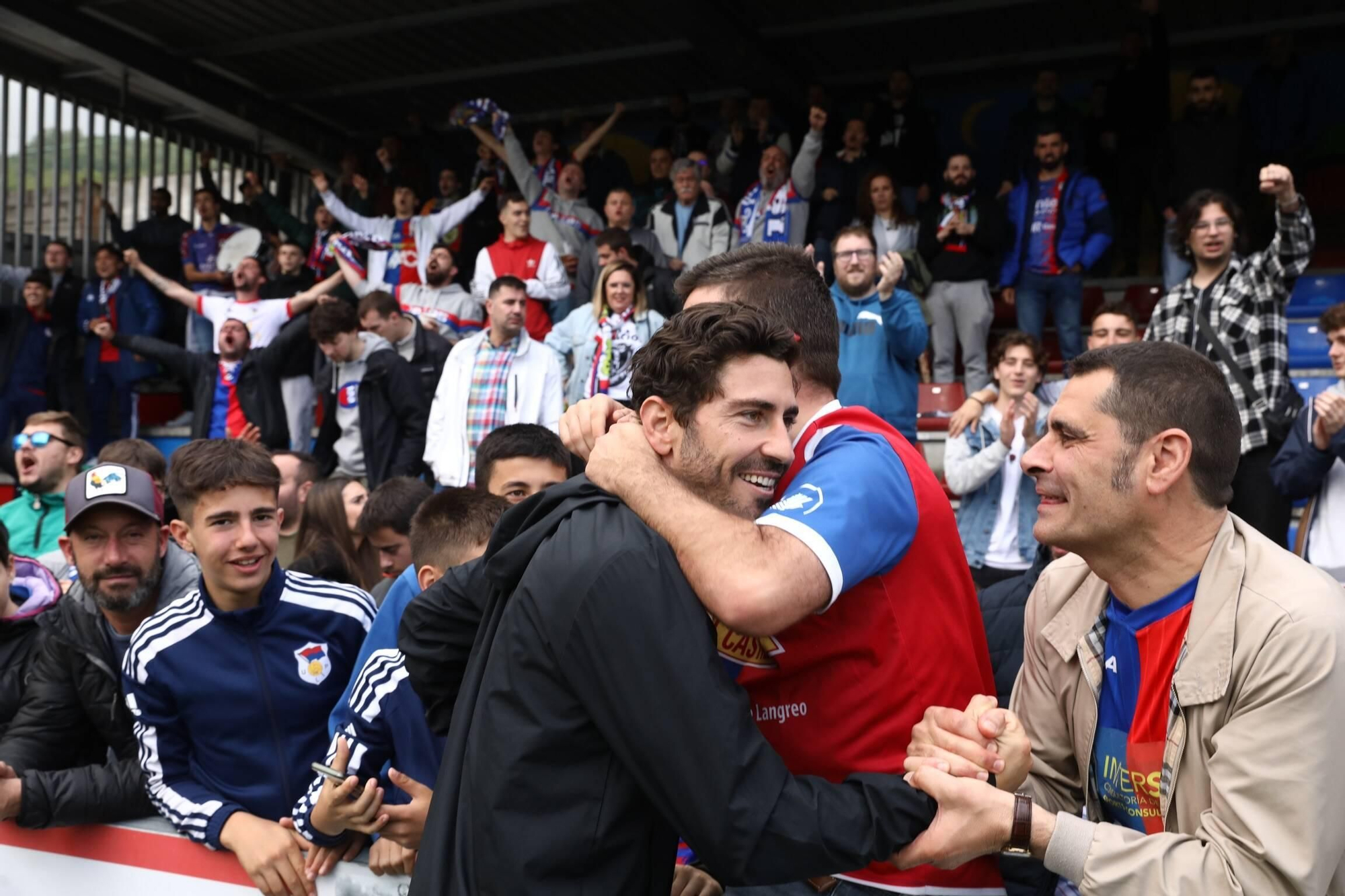 En imágenes: así fue la celebración de la permanencia del Langreo