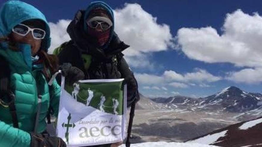 El matrimonio en la cima oriental del volcán chileno Barrancas Blancas, a 6.011 metros de altitud.