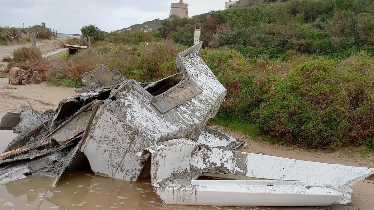 La embarcación abandonada en Platja d'en Bossa