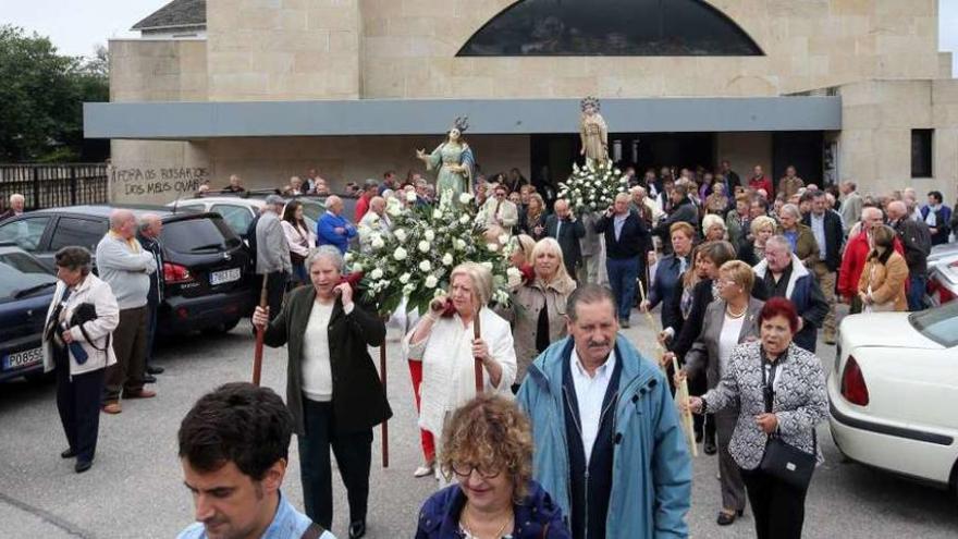 Salida de la procesión de San Fausto, ayer, desde la iglesia parroquial de Chapela. // Marta G. Brea