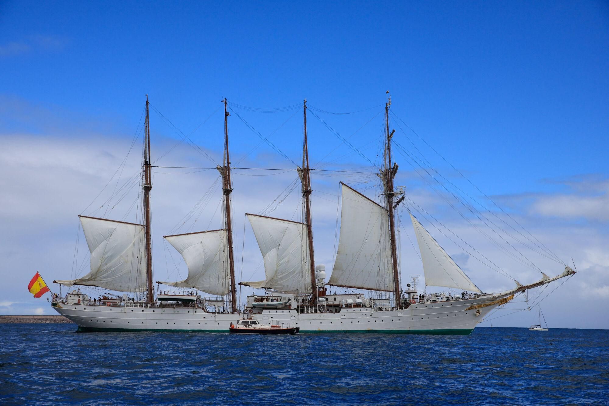 En IMÁGENES: Así fue la despedida de Leonor y el "Elcano" de El Musel en Gijón, con la Princesa maniobrando en el buque escuela