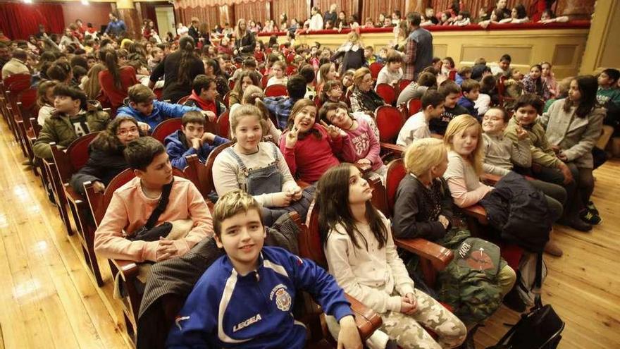 Los alumnos de Primaria que visitaron ayer el Palacio Valdés.