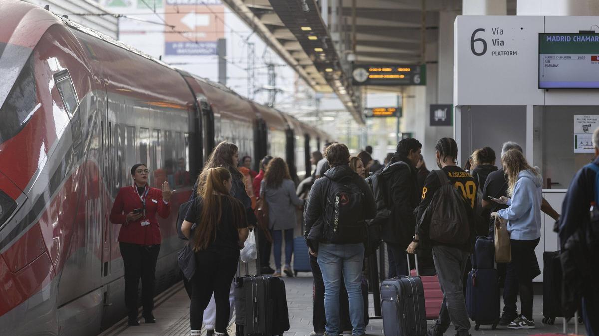 Pasajeros en la Estación de Joaquín Sorolla, tras la dana.