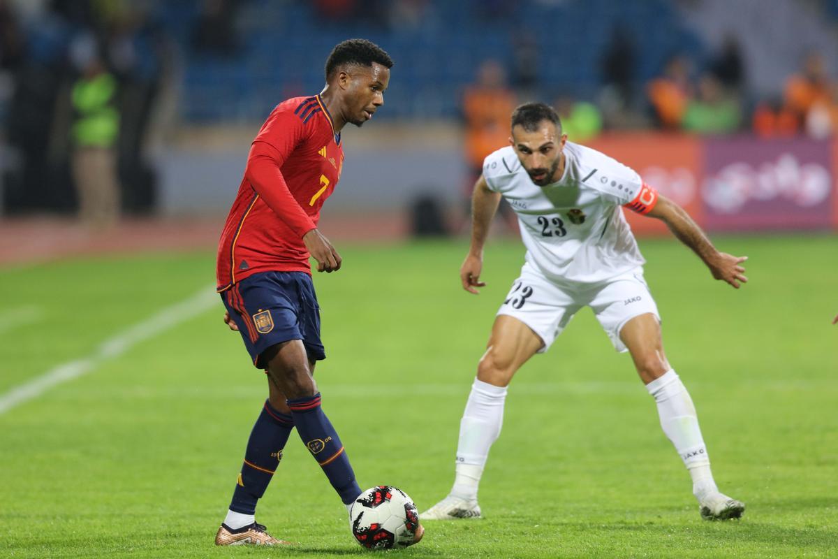 Amman (Jordan), 17/11/2022.- Ansu Fati of Spain (L) in action against Ehsan Haddad of Jordan (R) during the international friendly soccer match between Jordan and Spain in Amman, Jordan, 17 November 2022. Spain is preparing for the FIFA World Cup 2022 in Qatar with their first match against Costa Rica on 23 November. (Futbol, Amistoso, Mundial de Fútbol, Jordania, España, Catar) EFE/EPA/MOHAMMAD ALI