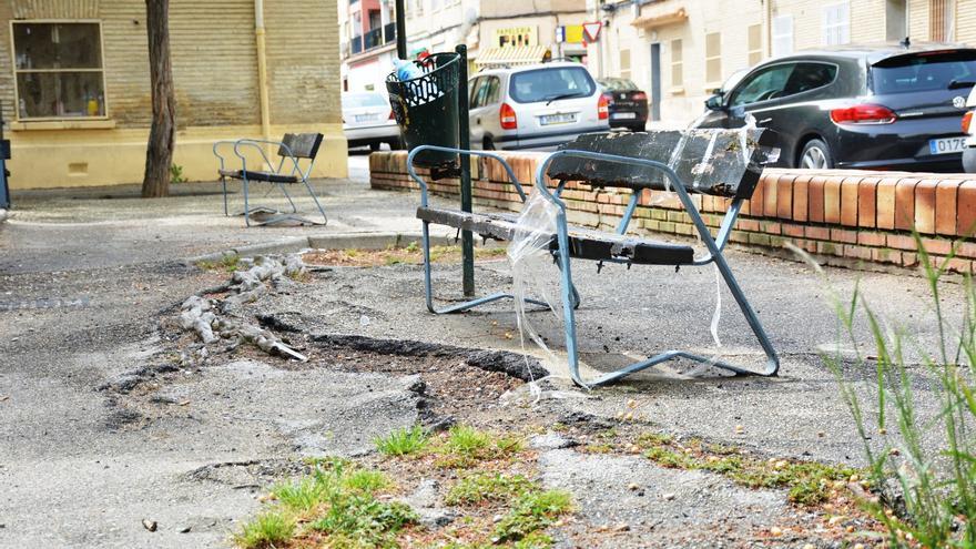 Así de deteriorada está la plaza Lolita Parra, en el barrio Oliver