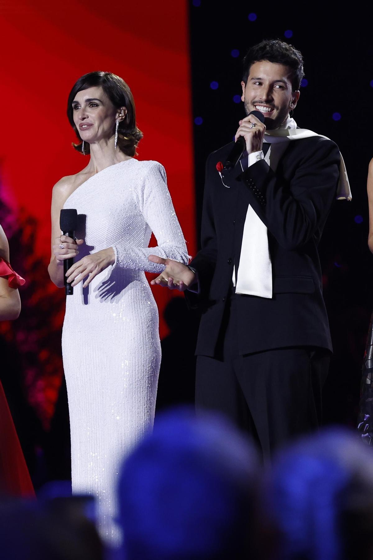 Los presentadores Paz Vega y Sebastián Yatra (d) durante su actuación en la gala anual de los Latin Grammy, celebrada este jueves en Sevilla.