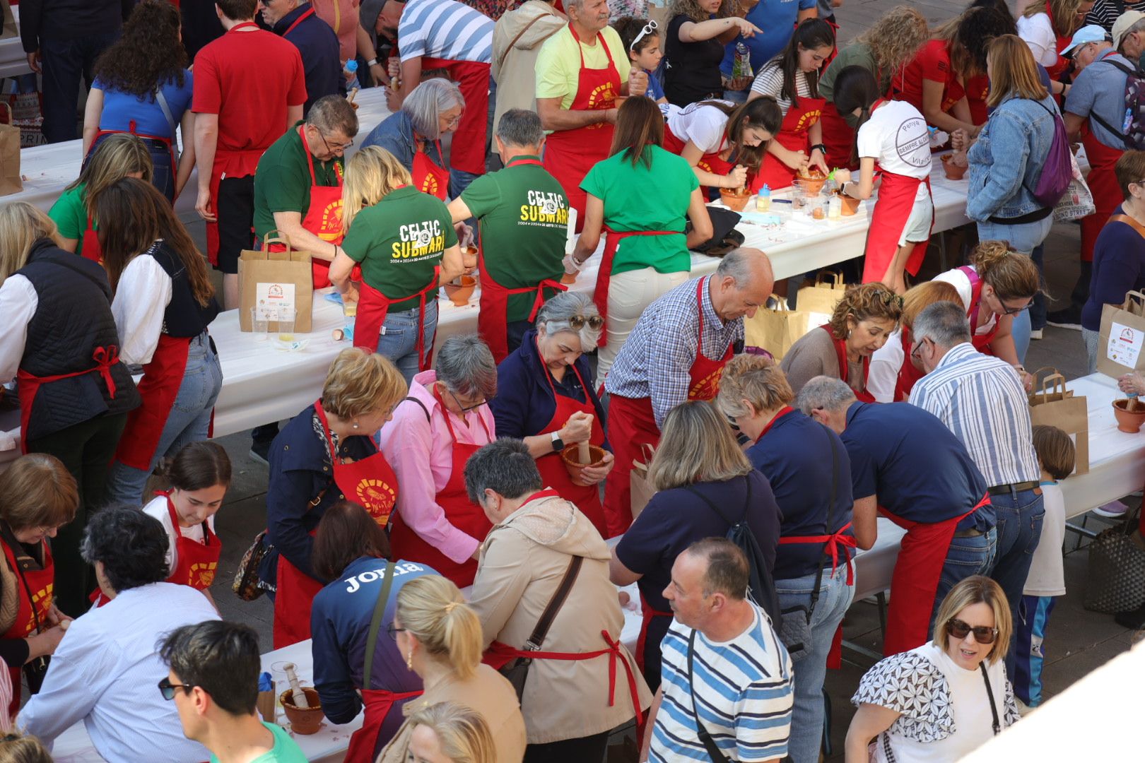 FOTOGALERÍA I Las imágenes de la Nit de la Xulla y del encuentro de elaboración de allioli de las fiestas de Vila-real