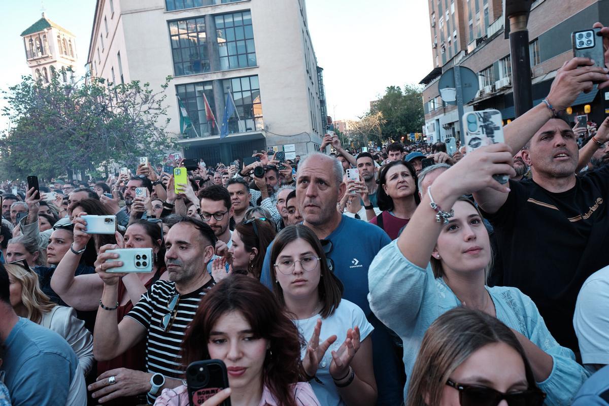 Numeroso público graba con su móvil.