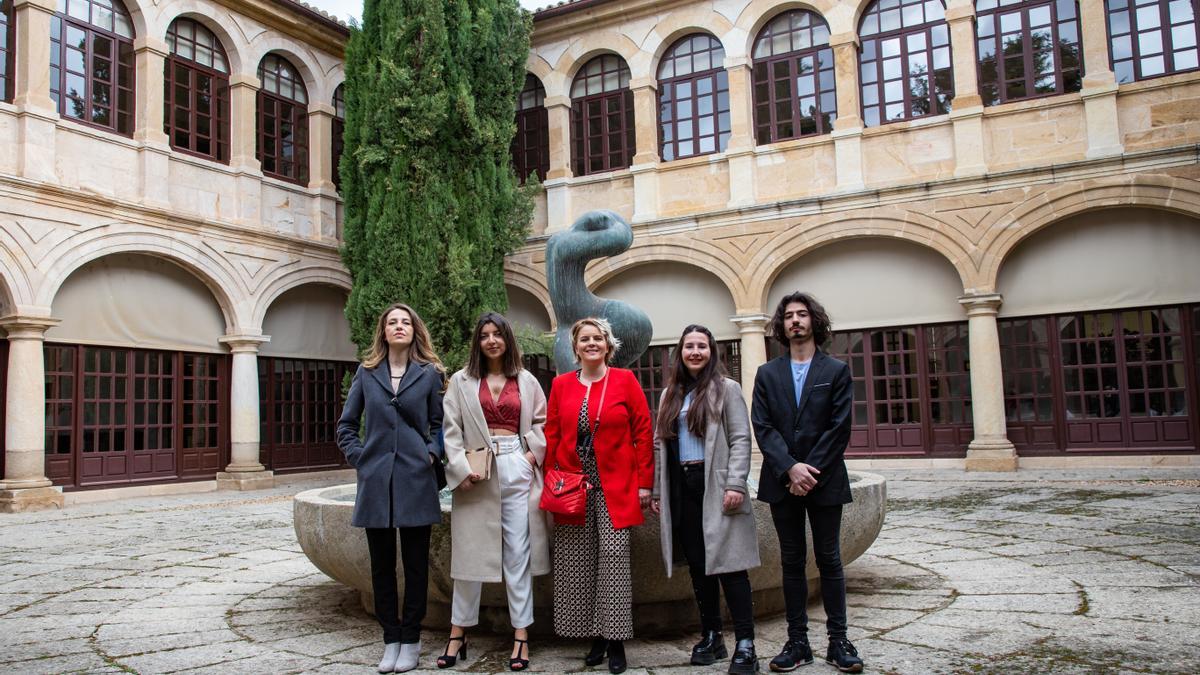 Becarios y responsables de la revista Vive Zamora, en el patio de la Diputación.