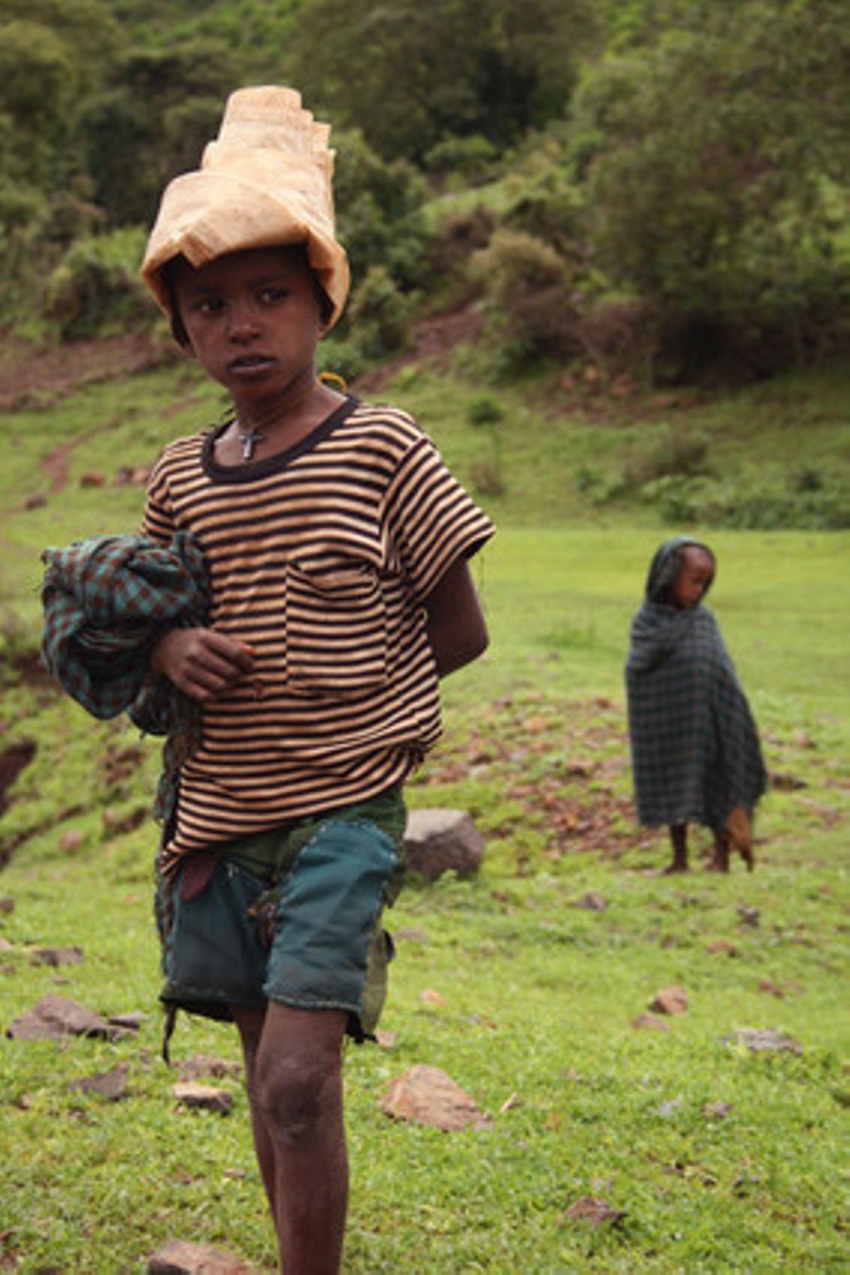 Niños junto a una fuente en las carreteras de Gondar.