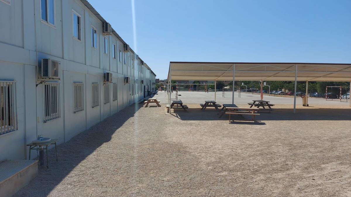 Aulas prefabricadas y patio del colegio provisional Lo Romero.