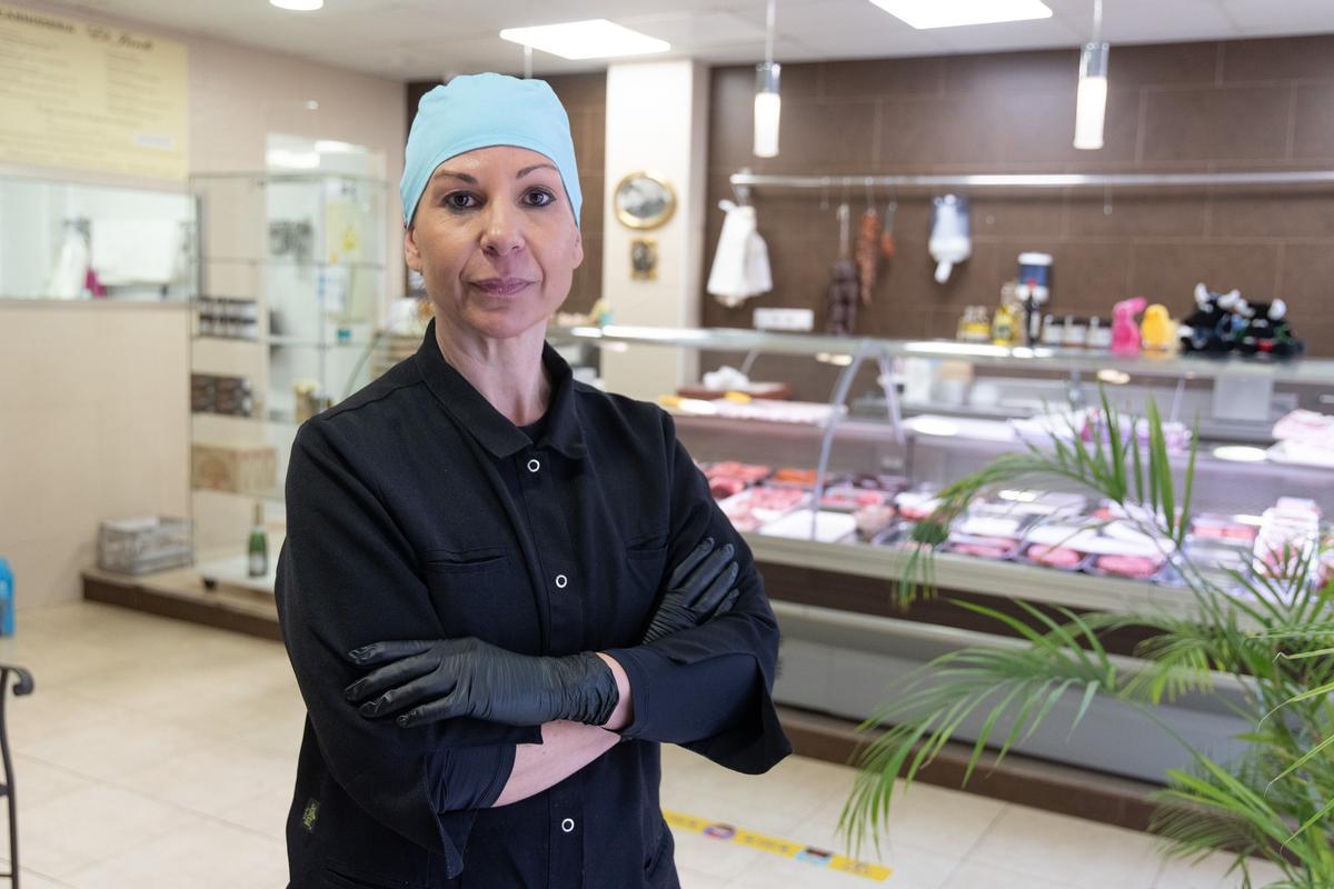Ivana López Vilar, a la seua carnisseria estos dies.
