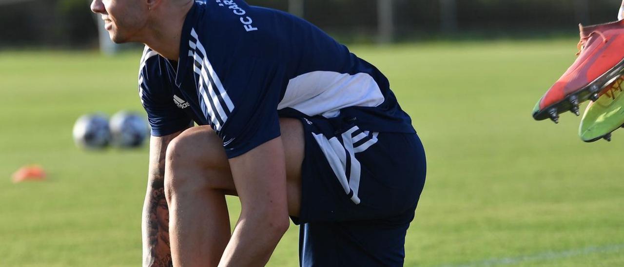 Jaime Romero, atándose ayer las botos antes del entrenamiento. | FC CARTAGENA