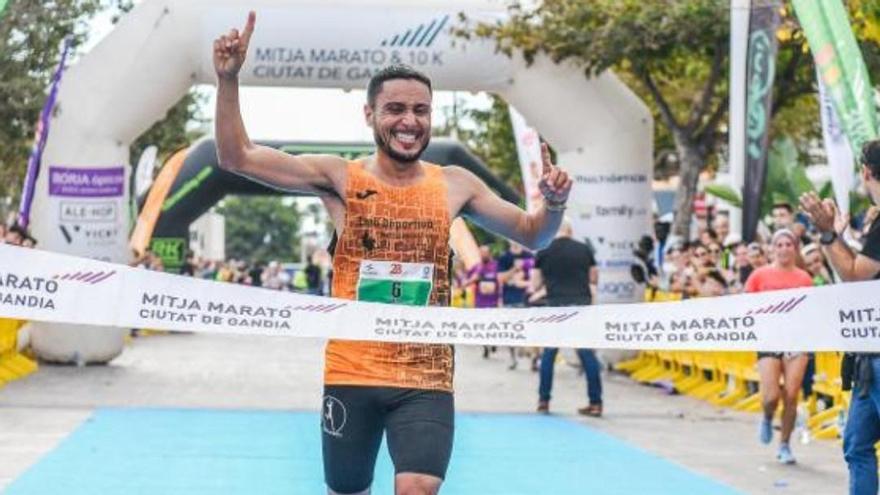 Racyn Abdelali, el ganador absoluto de la Mitja de Gandia 2023