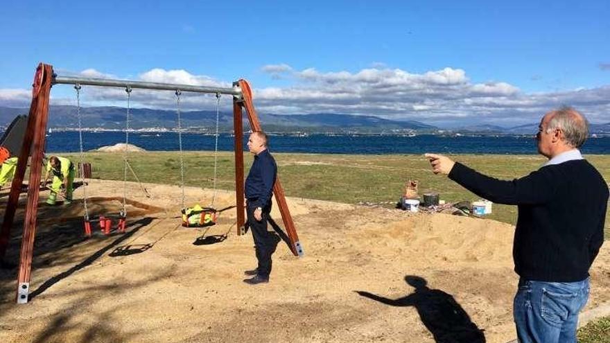 Durán y Tourís visitaron el futuro parque de As Sinas. // FDV