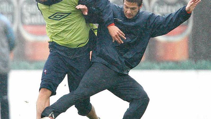 Rosada y Edu Moya pugnan por el balón, ayer, en A Madroa .