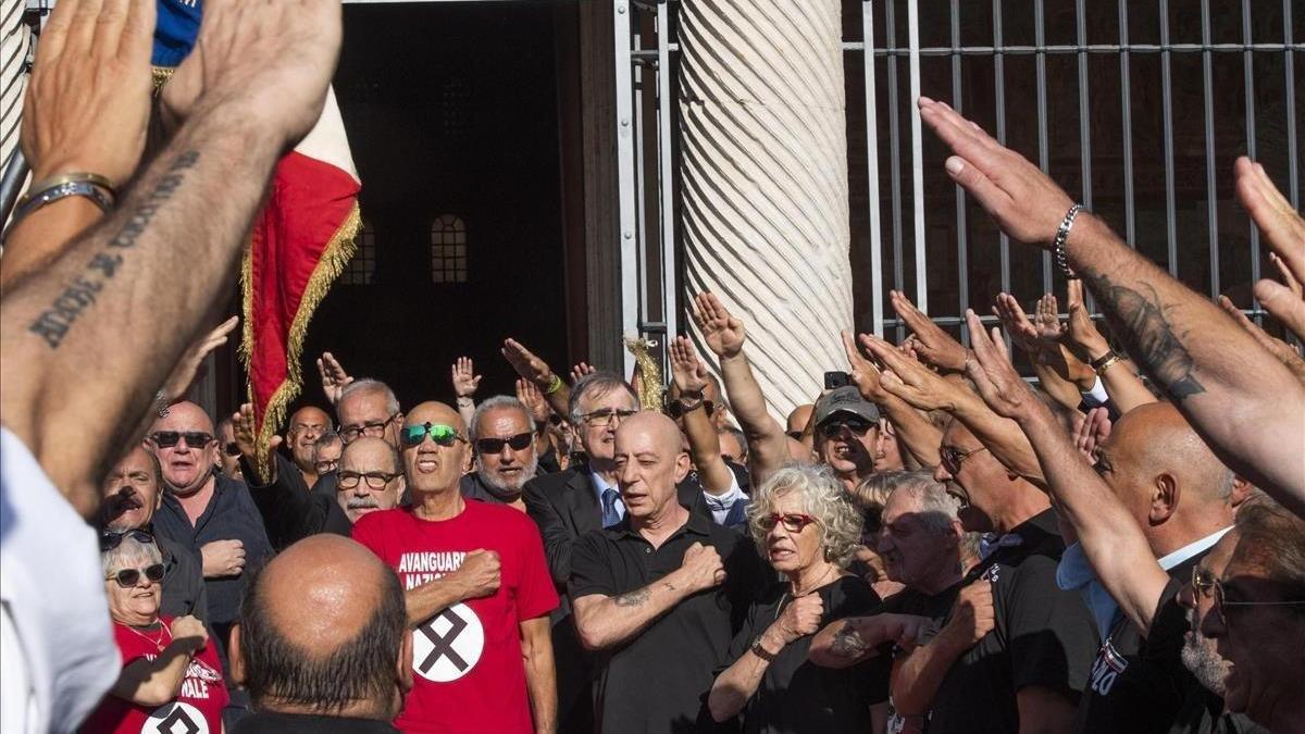 Militantes de la extrema derecha realizan saludos fascistas en un acto en Roma, el año pasado.