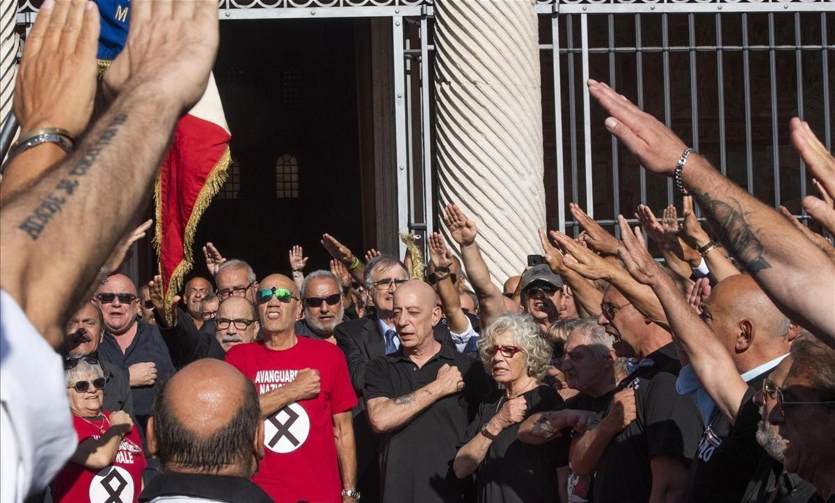 Militantes de la extrema derecha realizan saludos fascistas en un acto en Roma, el año pasado.