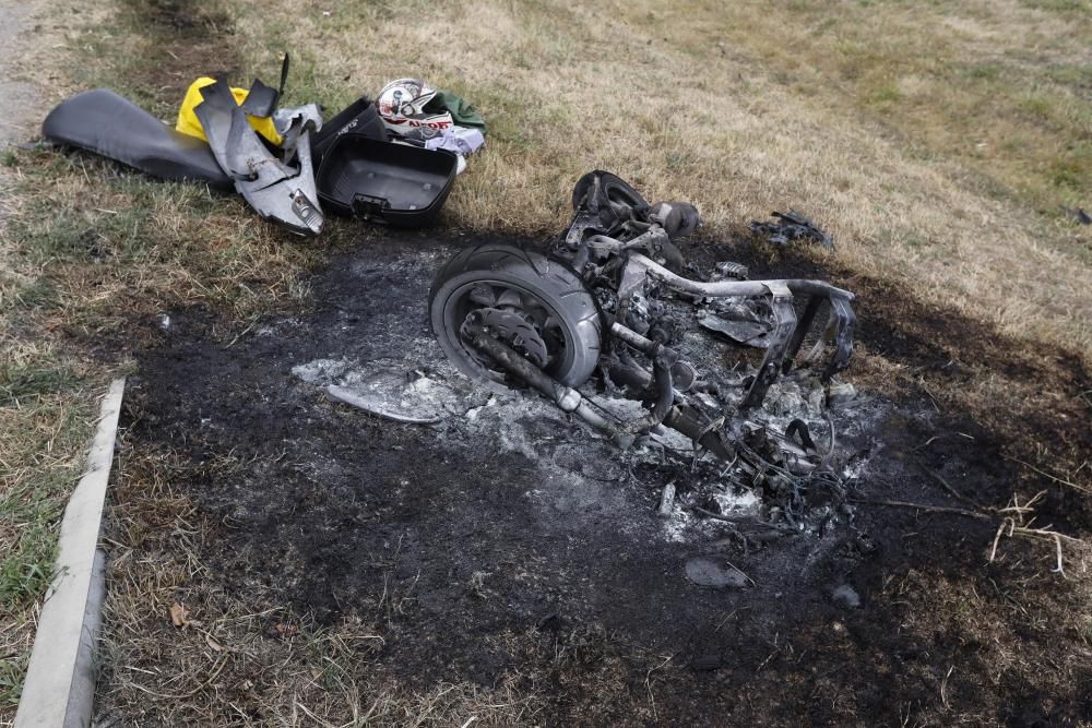 La moto s'ha incendiat després de l'accident