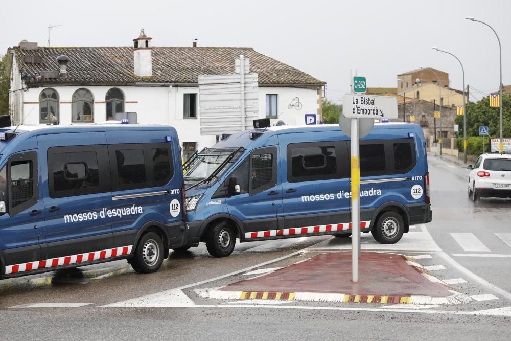 Mig miler de persones desafien el feixisme i la pluja a Verges