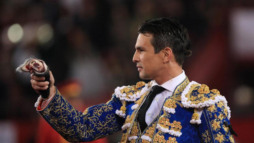 El torero español José María Manzanares lidia su segundo toro de la tarde &quot;Contador&quot; de 532 kg durante la primera corrida de la temporada grande en la Plaza de Toros México, en Ciudad de México.