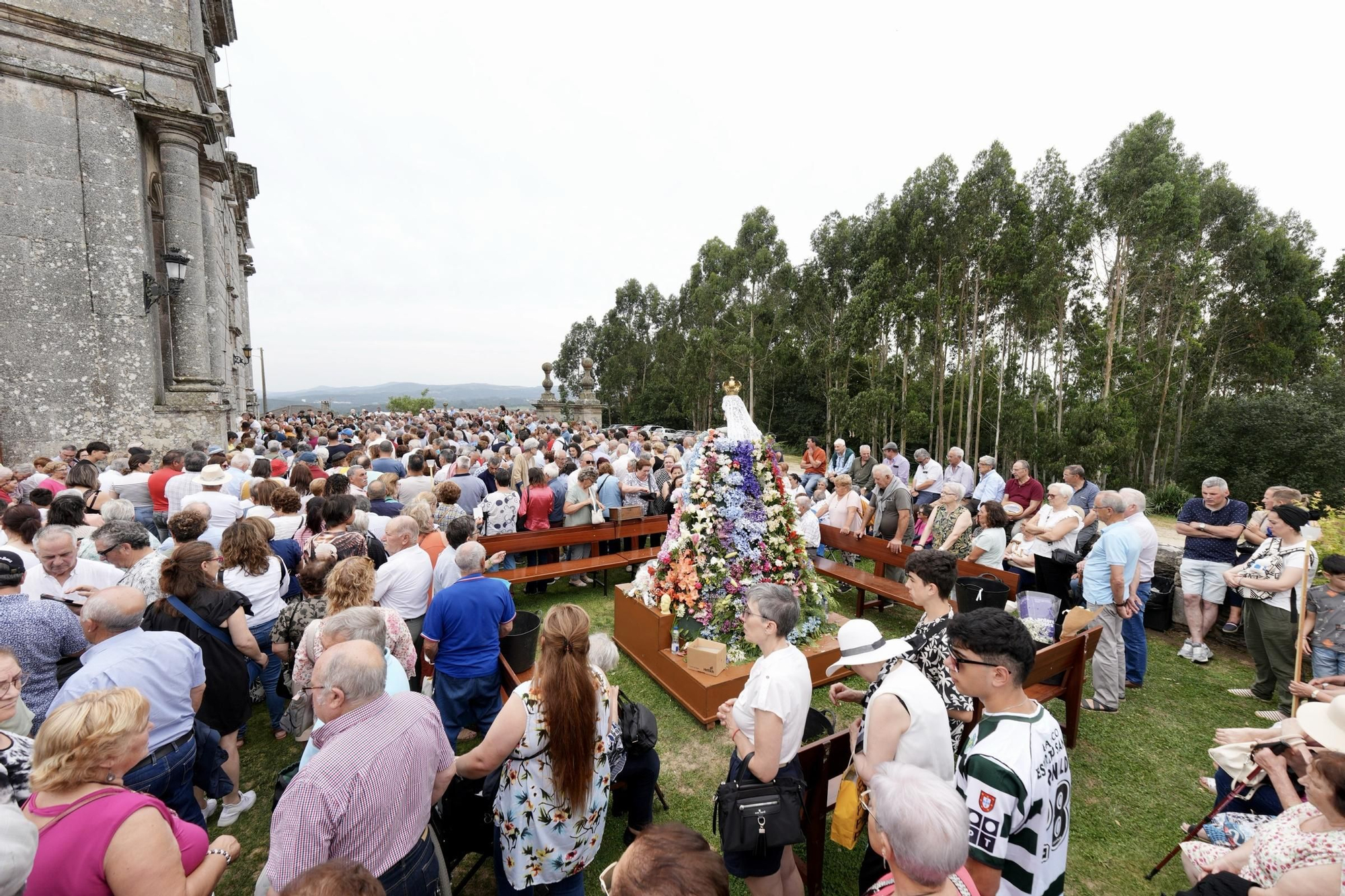 Abrazo multitudinario a la Virxe do Corpiño