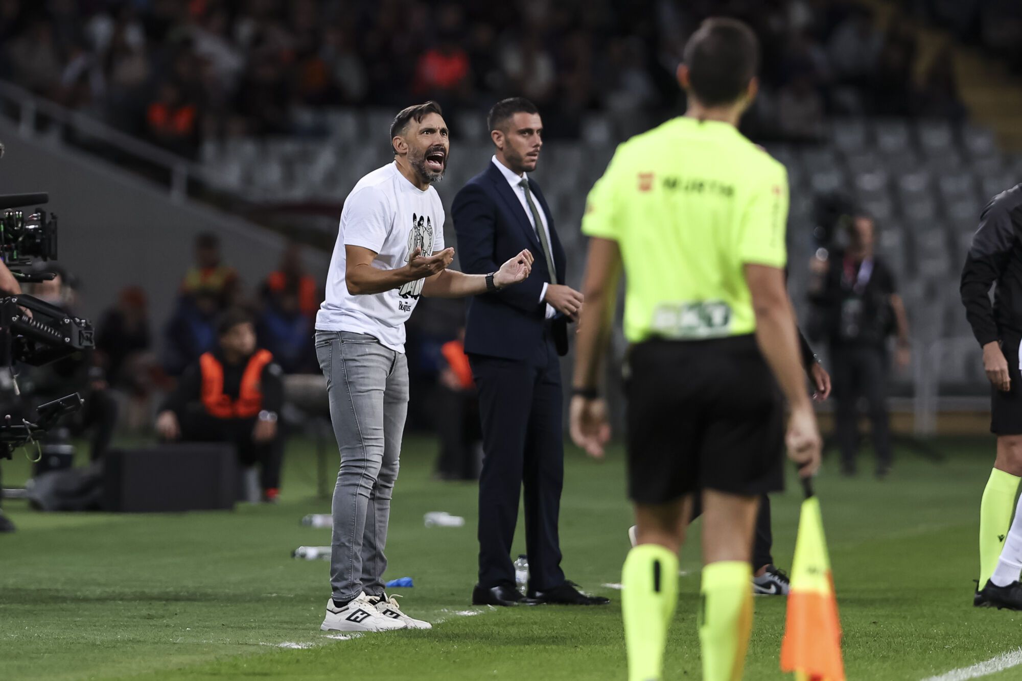Eder Sarabia, head coach of Elche CF, gestures during the Spanish league, La Liga EA Sports, football match played between FC Barcelona and Elche CF at Estadi Olimpic Lluis Companys on November 02, 2025 in Barcelona, Spain. AFP7 02/11/2025 ONLY FOR USE IN SPAIN. Javier Borrego / AFP7 / Europa Press;2025;SPORT;ZSPORT;SOCCER;ZSOCCER;FC Barcelona v Elche CF - La Liga EA Sports;